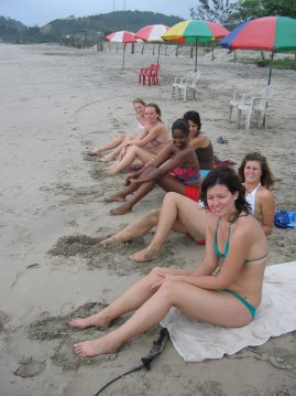 Tytöt rannalla.