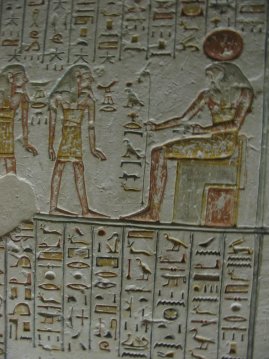 Hieroglyfejä haudassa.