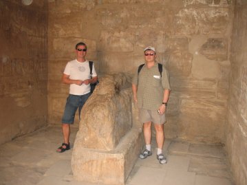 Kari ja Simo Karnakin temppelillä.