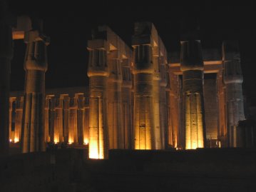 Luxorin temppeli yöllä.