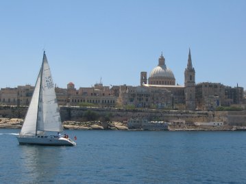 Vene Vallettan edustalla.