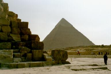 Pyramidit.