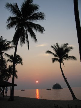Auringonlasku Tiomanin saarella.