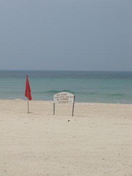 Lippu hotellin rannalla.