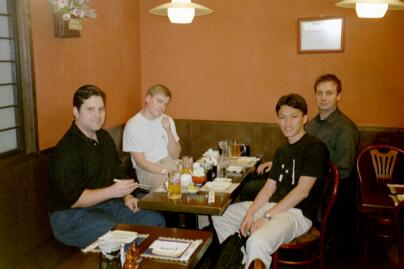 Cameron, Atte, Whesley ja Guido Japanilaisessa ravintolassa.